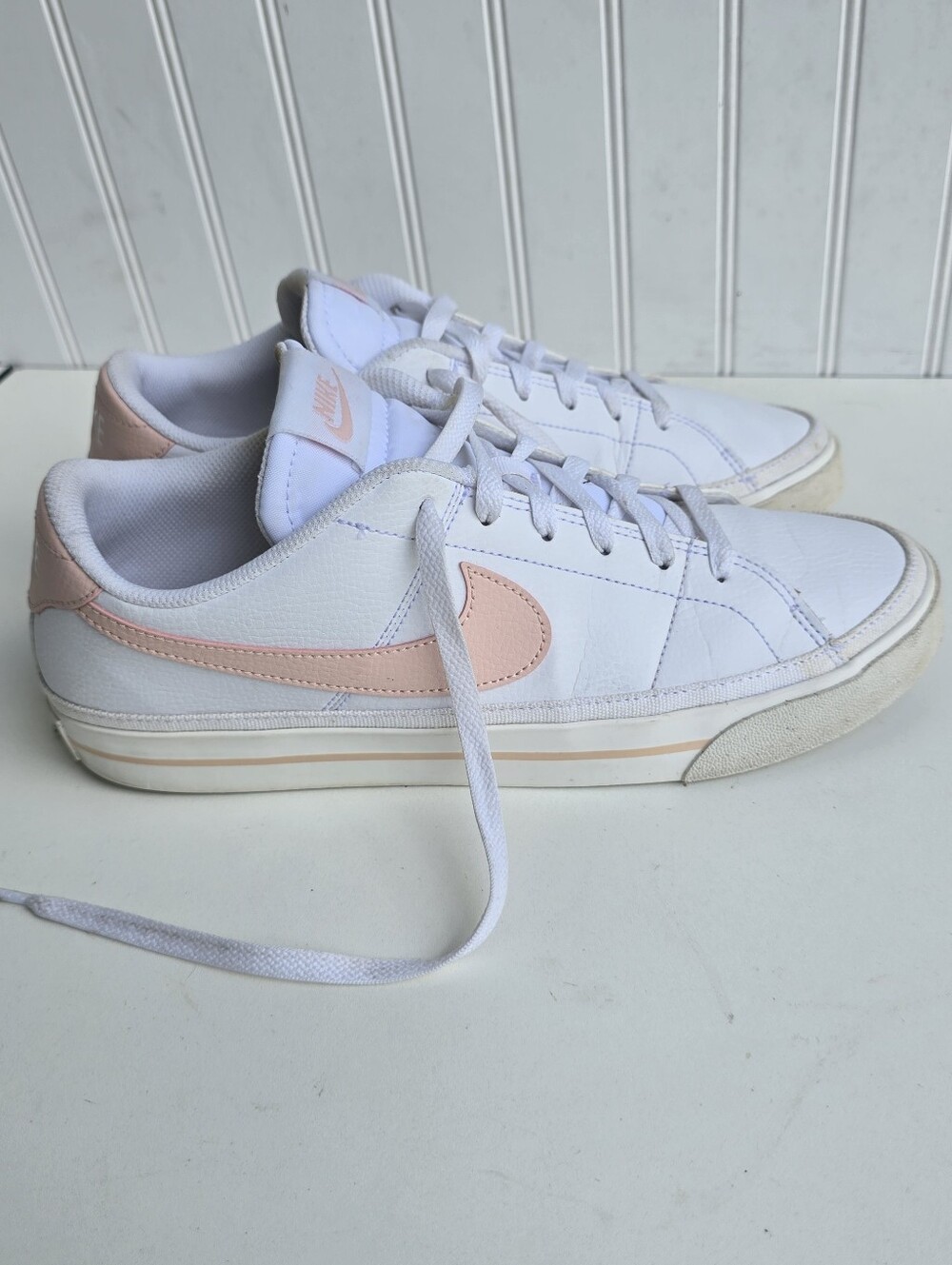 Women’s white and pink Nike sneakers us size women 11.5 sv 22